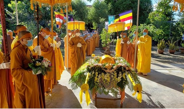 Thành kính tưởng niệm trước linh cốt Hòa thượng Thích Ngộ Tịnh