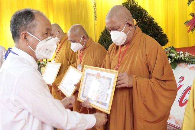 Chư tôn đức nhận Bằng khen của UBND huyện Nhơn Trạch