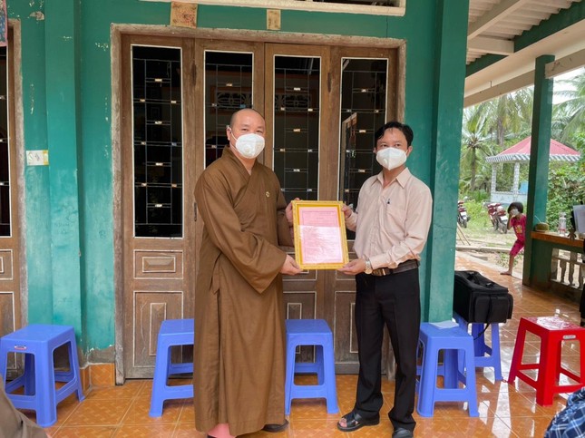 Thượng tọa Thích Trí Thọ nhận thay mặt Ban Trị sự Phật giáo tỉnh nhận Giấy ghi nhận của lãnh đạo địa phương Thượng tọa Thích Trí Thọ nhận thay mặt Ban Trị sự Phật giáo tỉnh nhận Giấy ghi nhận của lãnh đạo địa phương
