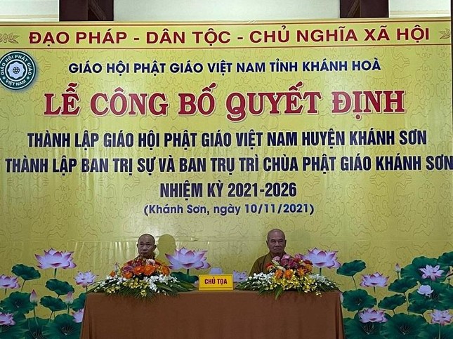 Chư tôn đức chủ tọa hội nghị