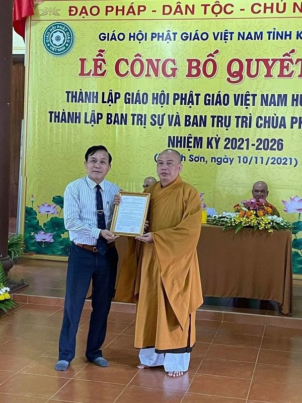 Ông Nguyễn Hữu Dinh trao Quyết định số 1720/QĐ-UBND của Ủy ban Nhân dân tỉnh, về việc chấp thuận cho Ban Trị sự Phật giáo tỉnh thành lập Ban Trị sự Phật giáo huyện Khánh Sơn đến Thượng tọa Thích Thiện Phước