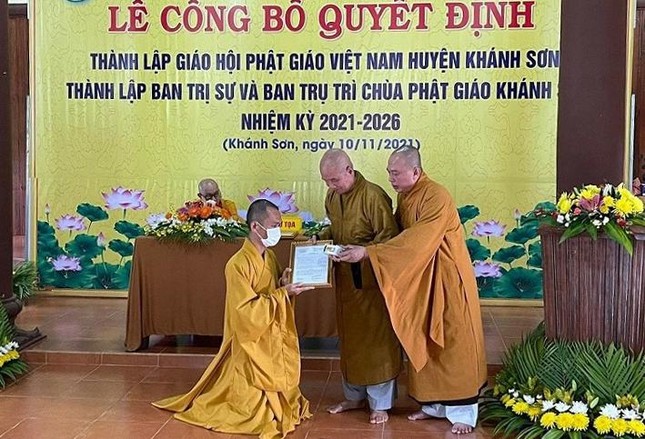 Trao quyết định đến Đại đức Thích Thanh Tri