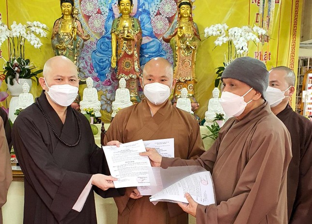 Hòa thượng Thích Hạnh Ngộ trao quyết định đến Thượng tọa Thích Minh Bảo, Trưởng ban Trị sự quân 4 và Thượng tọa Thích Thị Trụ, Phó Thường trực Ban Trị sự quận Hòa thượng Thích Hạnh Ngộ trao quyết định đến Thượng tọa Thích Minh Bảo, Trưởng ban Trị sự quân 4 và Thượng tọa Thích Thị Trụ, Phó Thường trực Ban Trị sự quận