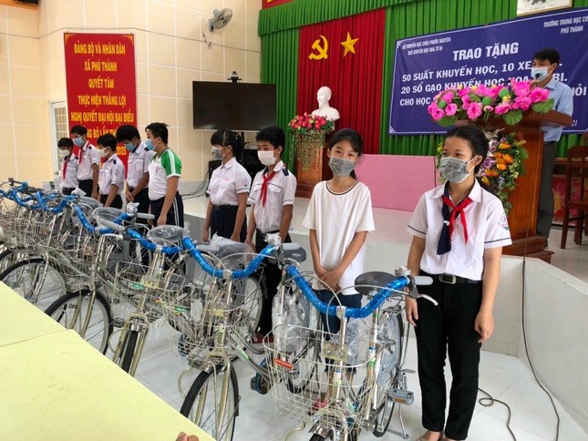 Các học sinh khó khăn nhận xe đạp Các học sinh khó khăn nhận xe đạp