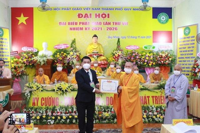 Hòa thượng Thích Đồng Quả nhận Giấy khen Hòa thượng Thích Đồng Quả nhận Giấy khen