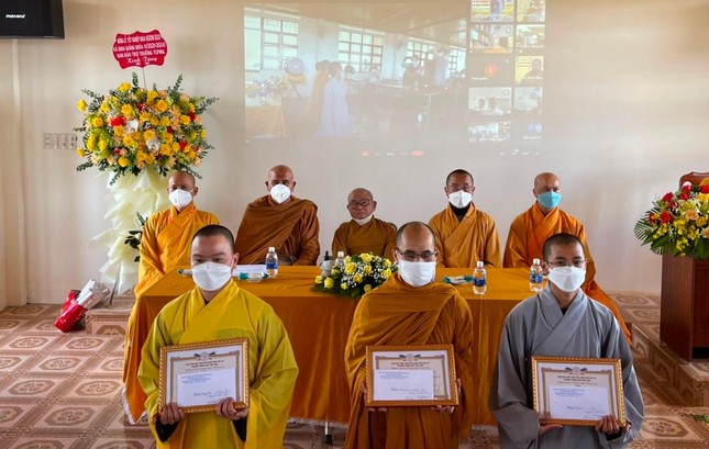 Chư Tăng Ni nhận Bằng khen của trường Chư Tăng Ni nhận Bằng khen của trường