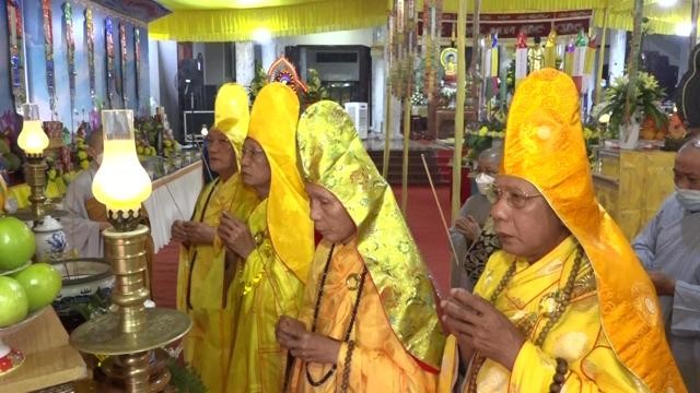 Chư tôn đức niêm hương cầu nguyện