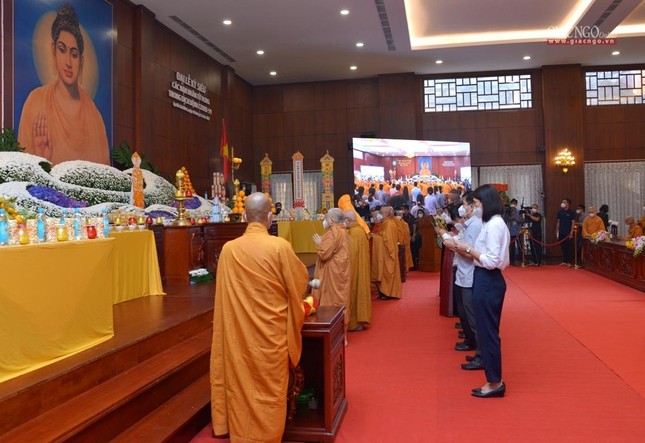 Chư tôn đức, đại diện các cơ quan niêm hương cầu nguyện Chư tôn đức, đại diện các cơ quan niêm hương cầu nguyện