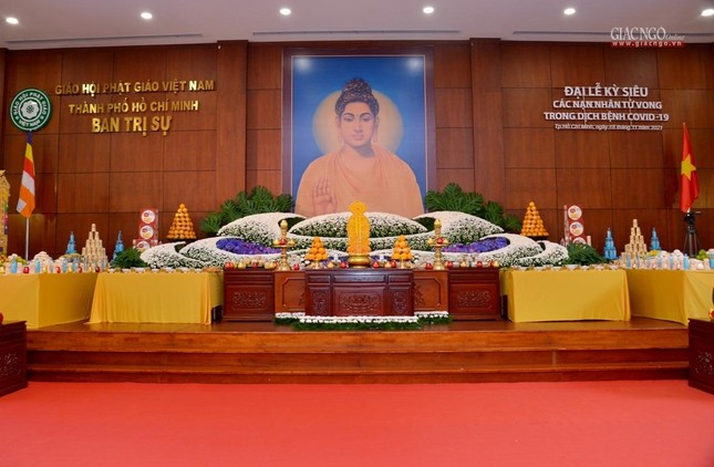 Ban thờ chư hương linh được tôn trí trang nghiêm tại Việt Nam Quốc Tự Ban thờ chư hương linh được tôn trí trang nghiêm tại Việt Nam Quốc Tự