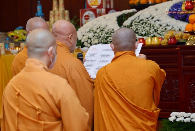 Chư tôn đức Ban Nghi lễ đã thực hiện nghi thức triệu thỉnh chư hương linh Chư tôn đức Ban Nghi lễ đã thực hiện nghi thức triệu thỉnh chư hương linh