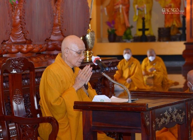 Hòa thượng Thích Minh Thông đã trùng tuyên giới luật Phật chế định giữa đại chúng Hòa thượng Thích Minh Thông đã trùng tuyên giới luật Phật chế định giữa đại chúng