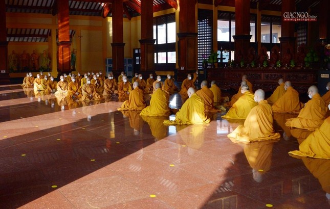 Trang nghiêm lễ bố-tát tại Việt Nam Quốc Tự Trang nghiêm lễ bố-tát tại Việt Nam Quốc Tự