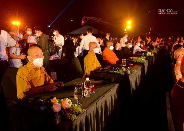 Tri ân hàng chục ngàn người, cán bộ, nhân viên y tế, chiến sĩ các lực lượng vũ trang đã bất chấp nguy hiểm, xông pha vào tâm dịch Tri ân hàng chục ngàn người, cán bộ, nhân viên y tế, chiến sĩ các lực lượng vũ trang đã bất chấp nguy hiểm, xông pha vào tâm dịch