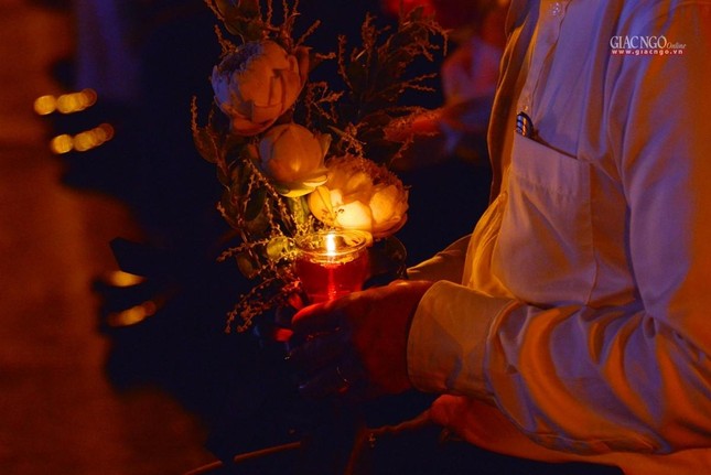 Tưởng niệm giữa hàng ngàn ngọn nến, bái lạy tiễn biệt hương linh đồng bào, cán bộ, chiến sĩ đã hy sinh, tử vong do đại dịch Covid-19 Tưởng niệm giữa hàng ngàn ngọn nến, bái lạy tiễn biệt hương linh đồng bào, cán bộ, chiến sĩ đã hy sinh, tử vong do đại dịch Covid-19