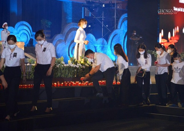 Các bạn trẻ dâng nến thành kính tưởng niệm hơn hai vạn người đã khuất Các bạn trẻ dâng nến thành kính tưởng niệm hơn hai vạn người đã khuất