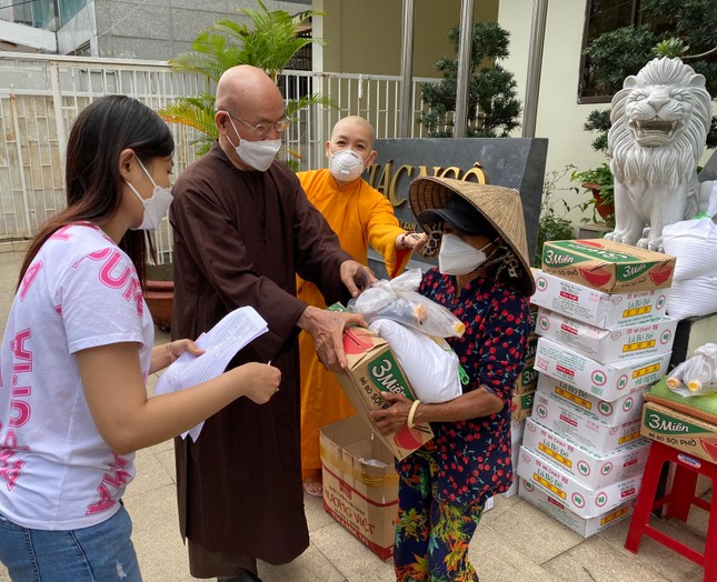 Trao quà đến người bán vé số khó khăn - Ảnh: M.Tuyền Trao quà đến người bán vé số khó khăn - Ảnh: M.Tuyền