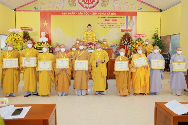 Hòa thượng Thích Thiện Huệ trao Bằng Tuyên dương Công đức đến chư tôn đức Hòa thượng Thích Thiện Huệ trao Bằng Tuyên dương Công đức đến chư tôn đức