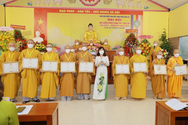 Bà Mai Thị Xuân Phương đã trao tặng Giấy Khen của UBND Tp. Tân An Bà Mai Thị Xuân Phương đã trao tặng Giấy Khen của UBND Tp. Tân An