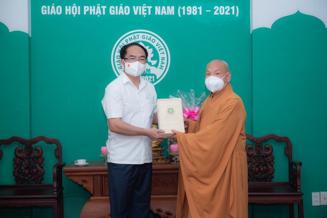 Hòa thượng Thích Thiện Nhơn tặng sách &quot;Kỷ niệm 40 năm thành lập GHPGVN&quot; đến ông Vũ Chiến Thắng