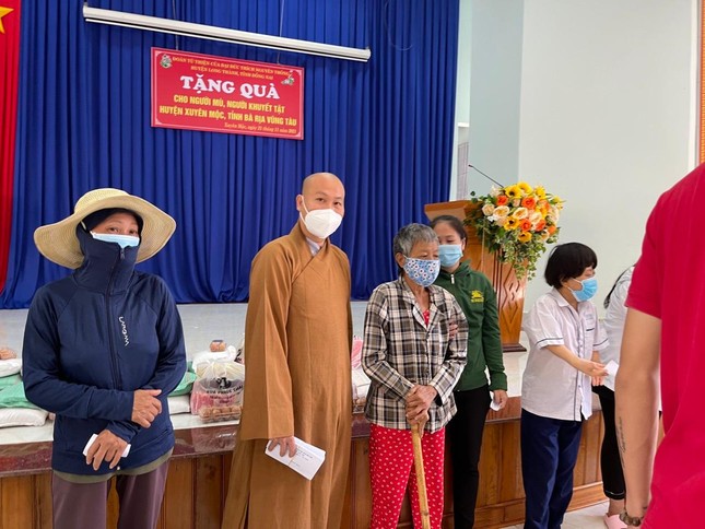 Đoàn đã trao tặng 105 phần quà đến người khiếm thị, khuyết tật ảnh hưởng bởi dịch bệnh Covid-19 Đoàn đã trao tặng 105 phần quà đến người khiếm thị, khuyết tật ảnh hưởng bởi dịch bệnh Covid-19