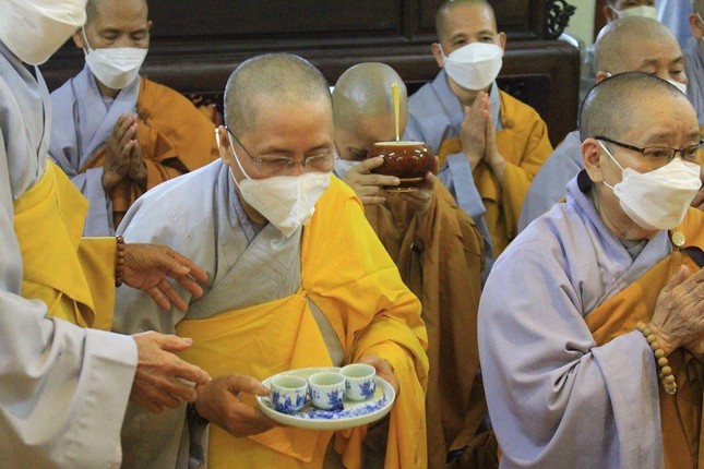 Chư Ni Phân ban Ni giới Phật giáo tỉnh dâng trà cúng dường