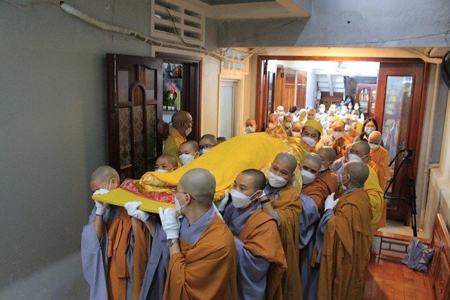 Môn đồ đệ tử cung thỉnh nhục thân Ni trưởng từ thiền thất đến Giác linh đường