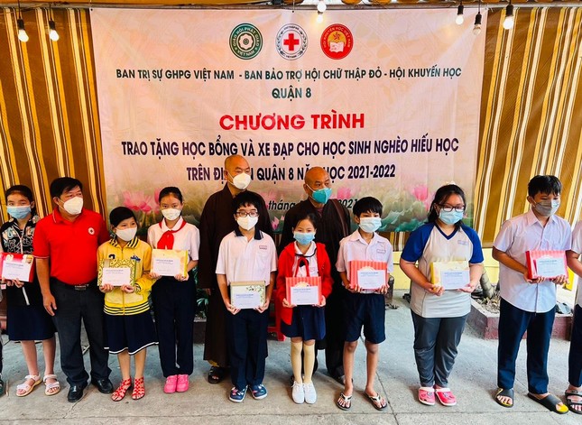 Trao quà cho các em học sinh hiếu học có hoàn cảnh khó khăn - Ảnh: TQ Trao quà cho các em học sinh hiếu học có hoàn cảnh khó khăn - Ảnh: TQ
