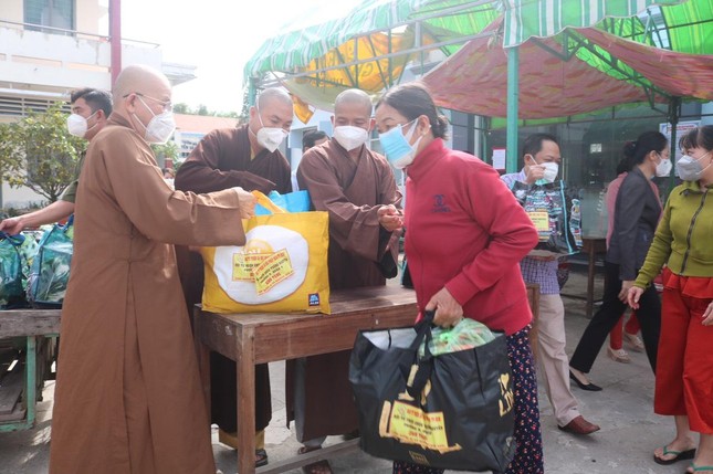 Trao quà đến người nghèo ảnh hưởng bởi Covid-19 Trao quà đến người nghèo ảnh hưởng bởi Covid-19