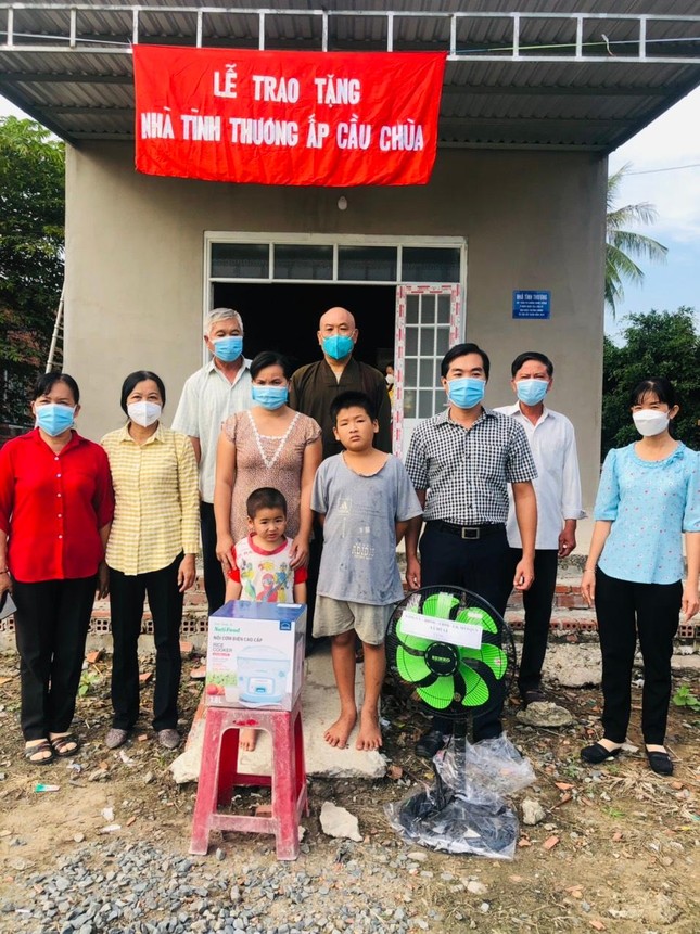 Hòa thượng Thích Chơn Tịnh, Phó ban Từ thiện - Xã hội Báo Giác Ngộ bàn giao nhà tình thương đến gia đình chị Diệp