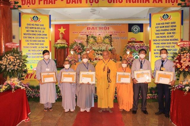 Chư Tăng, Ni, Phật tử nhận Bằng tuyên dương công đức