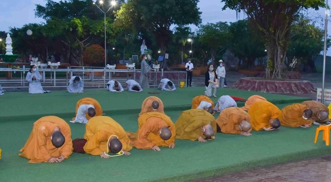 Đảnh lễ chư Bồ-tát tại khu Khu Quán Âm Phật Đài