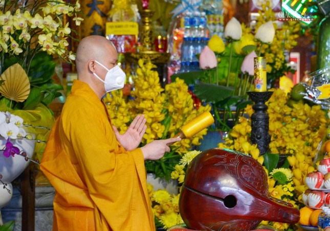 Chư tôn đức Ban Nghi lễ Phật giáo TP.HCM trong nghi thức cung tiến Giác linh