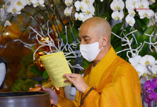 Thượng tọa Thích Quảng Chơn trong nghi thức cung tiến Giác linh