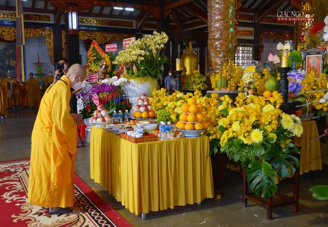 Đảnh lễ trước tôn dung của Đức Pháp chủ GHPGVN