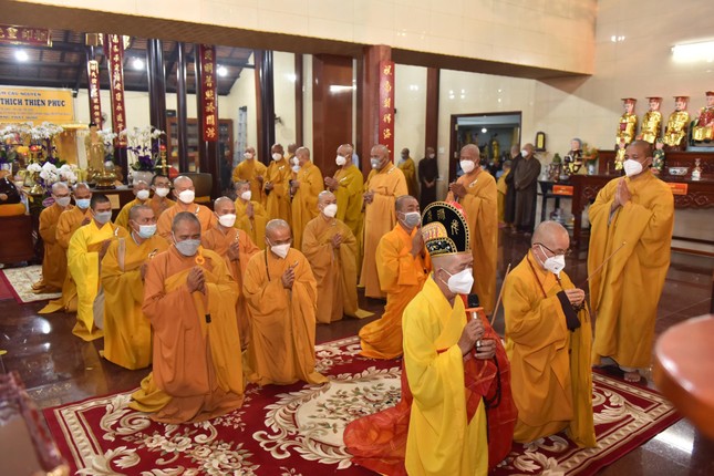 Chư tôn đức niêm hương bạch Phật