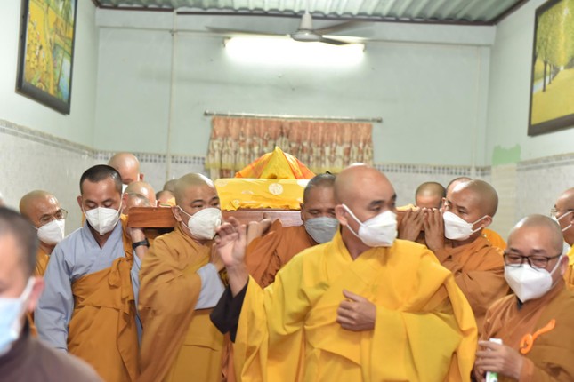 Cung thỉnh nhục thân Hòa thượng rời thiền thất đến Giác linh đường