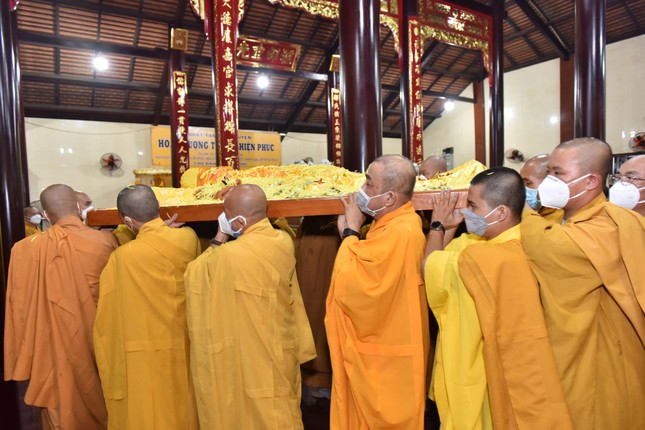 Môn đồ pháp quyến cung thỉnh nhục thân Hòa thượng đến Giác linh đường