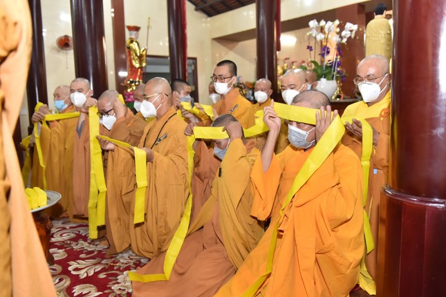 Chư tôn đức trong lễ thành phục