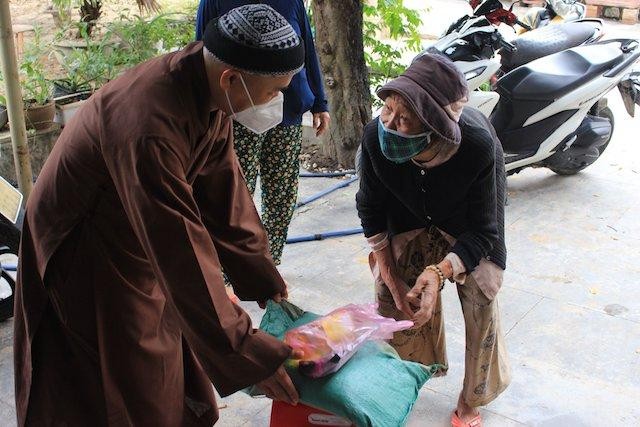 Thăm hỏi, chia sẻ kịp thời đến những hoàn cảnh khó khăn Thăm hỏi, chia sẻ kịp thời đến những hoàn cảnh khó khăn