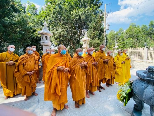 Chư tôn đức niêm hương tưởng niệm trước bảo tháp cố Trưởng lão Hòa thượng Chư tôn đức niêm hương tưởng niệm trước bảo tháp cố Trưởng lão Hòa thượng