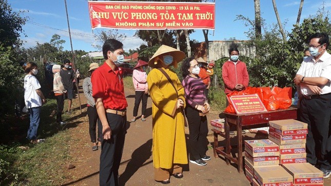 Đại đức Thích Quảng Phước tại khu vực phong tỏa thuộc xã Ia Pal Đại đức Thích Quảng Phước tại khu vực phong tỏa thuộc xã Ia Pal