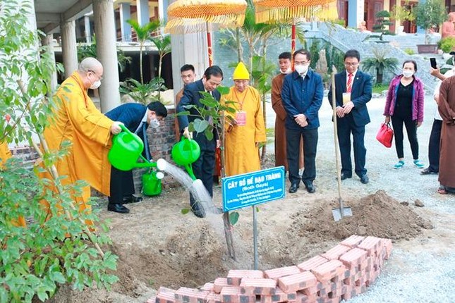 Chư tôn đức cùng lãnh đạo các cơ quan Trung ương, tỉnh Nghệ An trồng cây lưu niệm Chư tôn đức cùng lãnh đạo các cơ quan Trung ương, tỉnh Nghệ An trồng cây lưu niệm