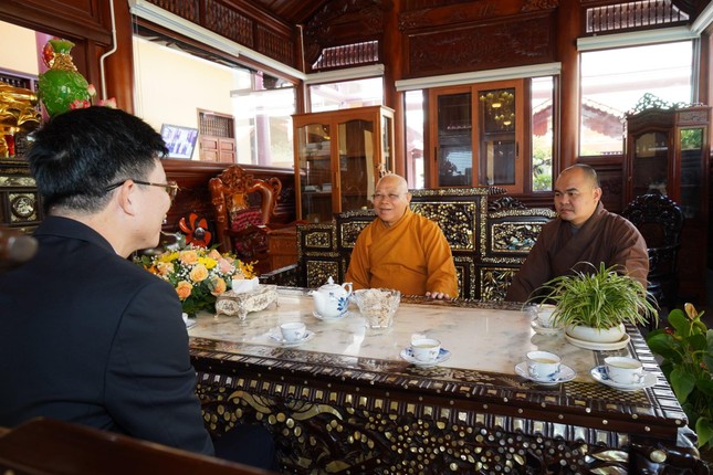 Hòa thượng Thích Quảng Xả tiếp ông Nguyễn Tiến Trọng