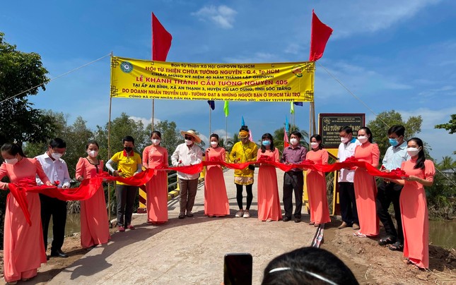 Cắt băng khánh thành cầu bê-tông Tường Nguyên 405 tại ấp An Bình Cắt băng khánh thành cầu bê-tông Tường Nguyên 405 tại ấp An Bình