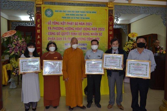 Thành viên Phân ban Cư sĩ Phật tử nhận Bằng tuyên dương công đức