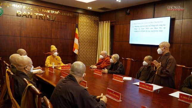 Thượng tọa Thích Thiện Quý, Phó ban kiêm Chánh Thư ký Ban Trí sự Phật giáo TP.HCM báo cáo các hoạt động Phật sự