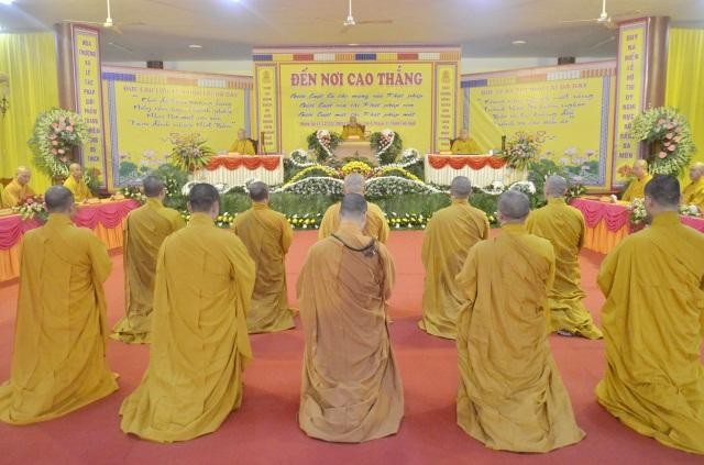 Giới tử vân tập tổ đường đỉnh lễ Hội đồng Giới sư, cầu thụ Tỳ-kheo Giới tử vân tập tổ đường đỉnh lễ Hội đồng Giới sư, cầu thụ Tỳ-kheo