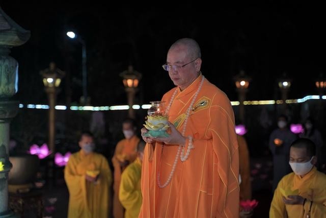 Truyền đăng trong lễ hoa đăng nhân Kỷ niệm ngày vía Đức Phật A Di Đà Truyền đăng trong lễ hoa đăng nhân Kỷ niệm ngày vía Đức Phật A Di Đà