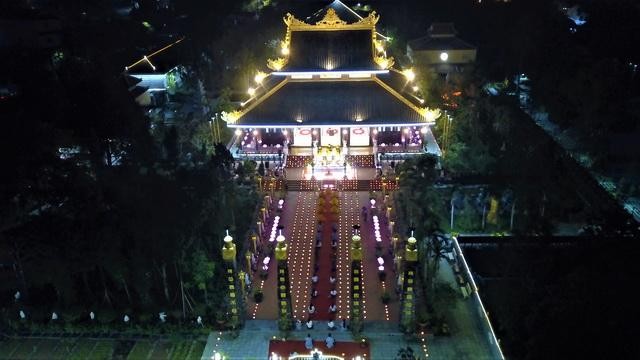 Trong không khí trang nghiêm, thanh tịnh trong đêm hoa đăng chùa Từ Lâm Trong không khí trang nghiêm, thanh tịnh trong đêm hoa đăng chùa Từ Lâm