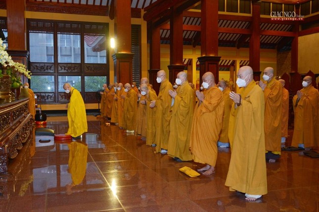 Đại chúng đảnh lễ Tam bảo